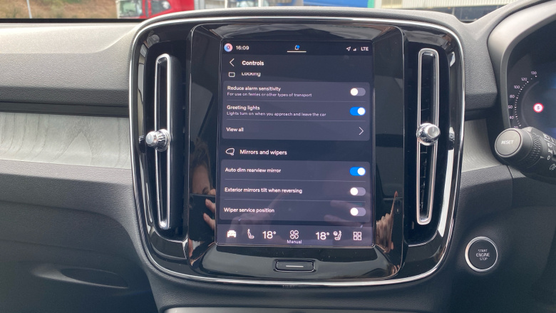 Volvo XC40 2.0 B3P Ultra Dark 5dr Auto Petrol Estate